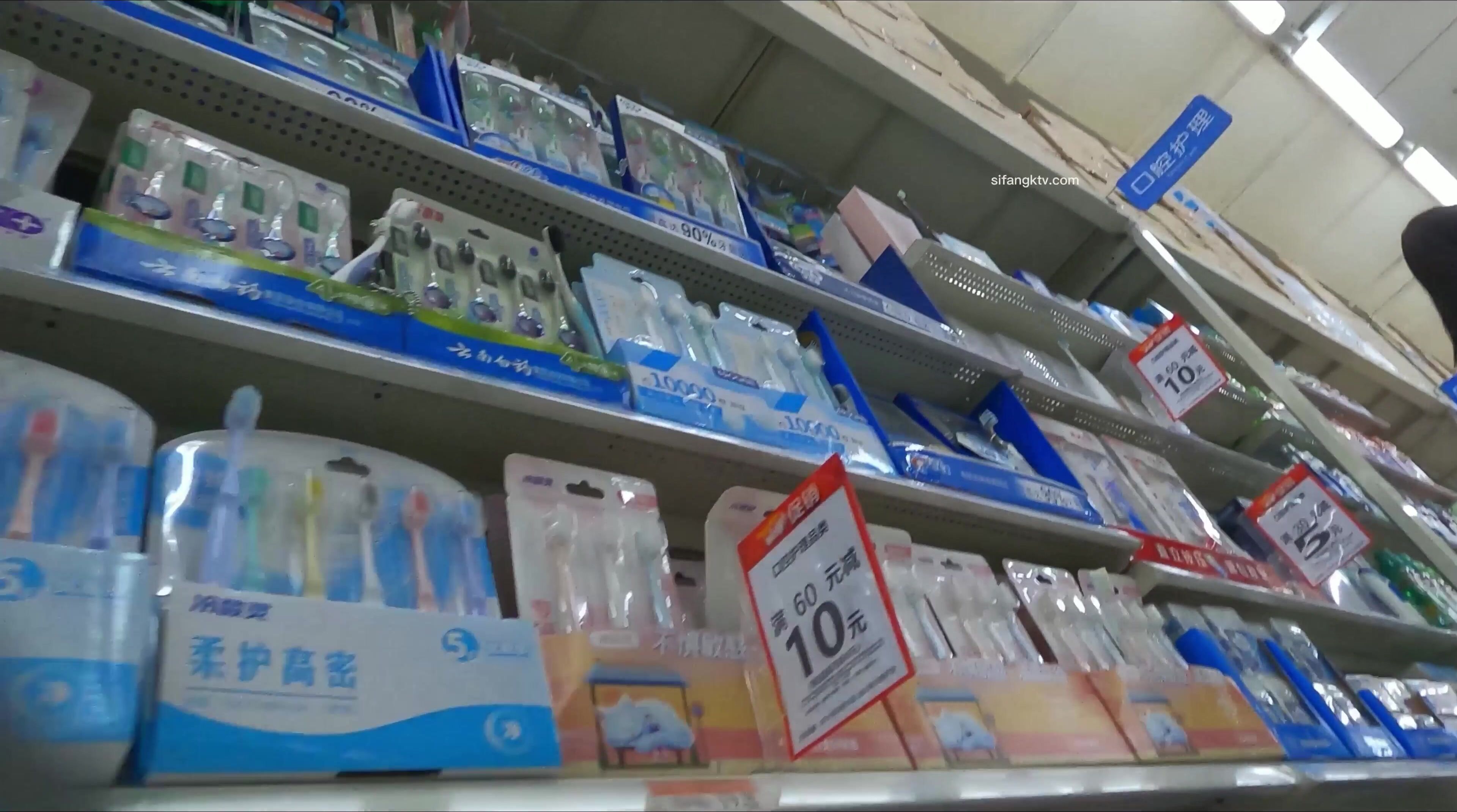 大型商超一路跟踪抄底短裙美女没穿内裤腿夹的挺紧只看到一撮B毛