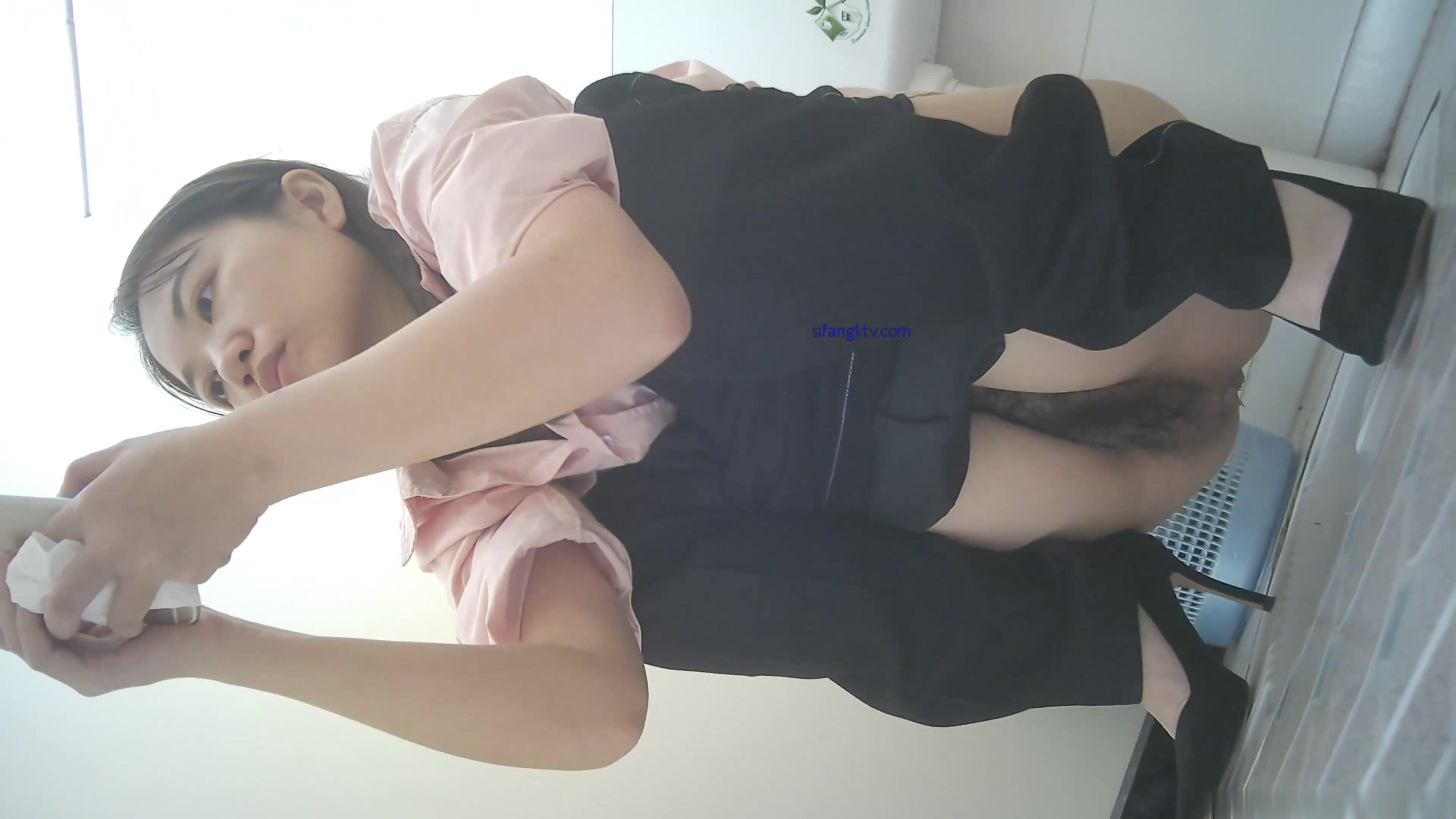 办公楼女厕全景偷拍高跟制服美女经理