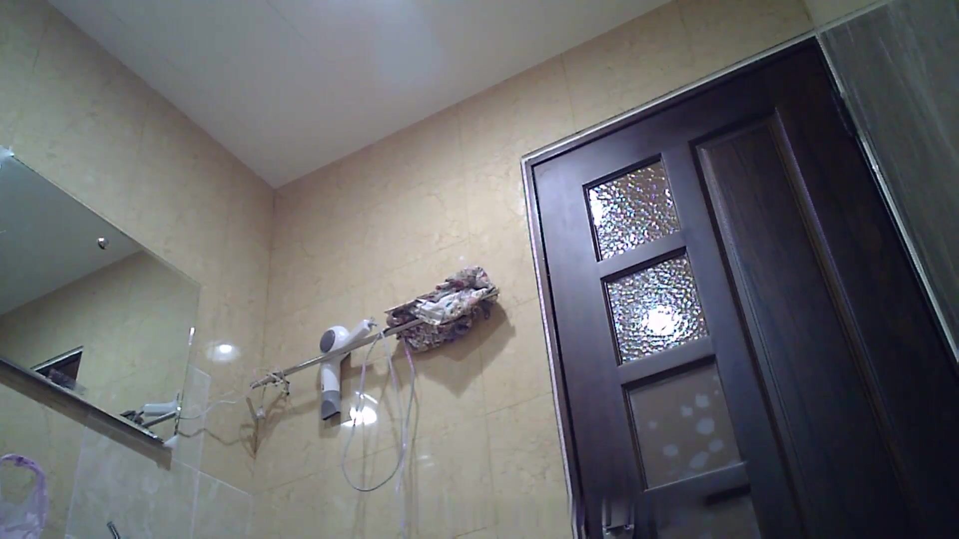 学校浴室偷拍 学妹洗澡换衣服其中一个妹子肚子上有纹身下面毛茸茸的