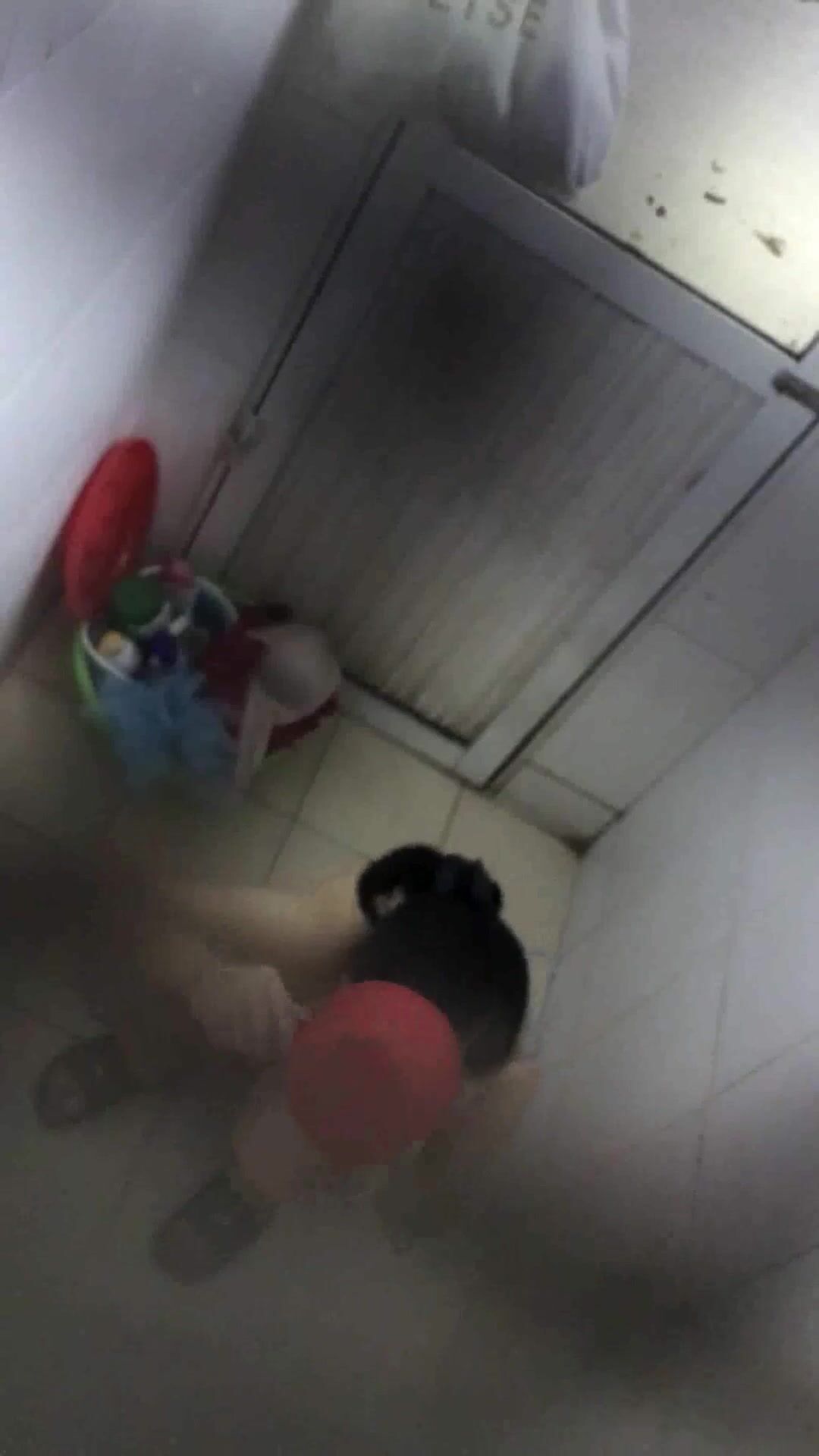 合租房气窗偷窥对门的少妇洗澡差点被发现