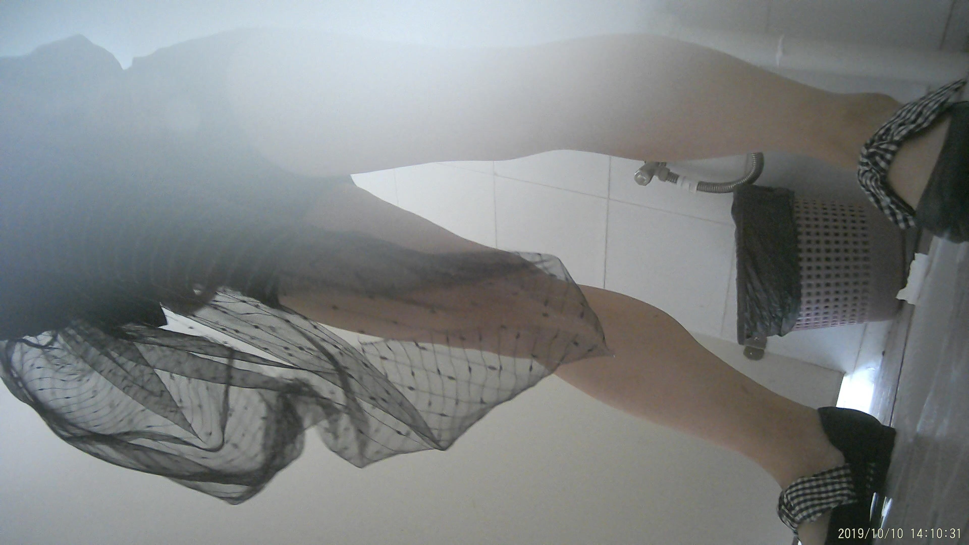 新电子厂流出-冒充客户和妹子一起坐电梯到她们公司拍她们的逼-新电子厂 (3)