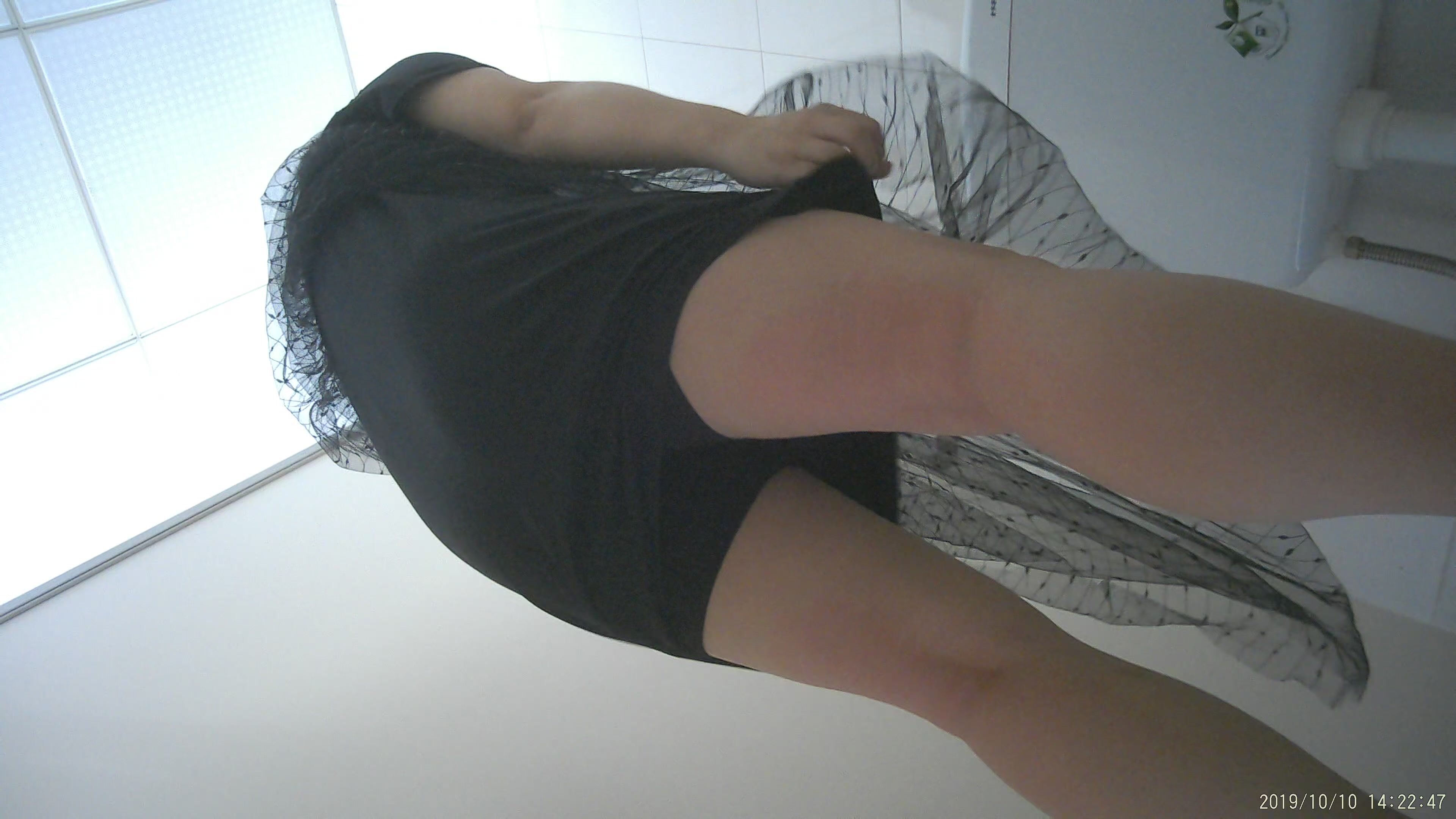 新电子厂流出-冒充客户和妹子一起坐电梯到她们公司拍她们的逼-新电子厂 (6)