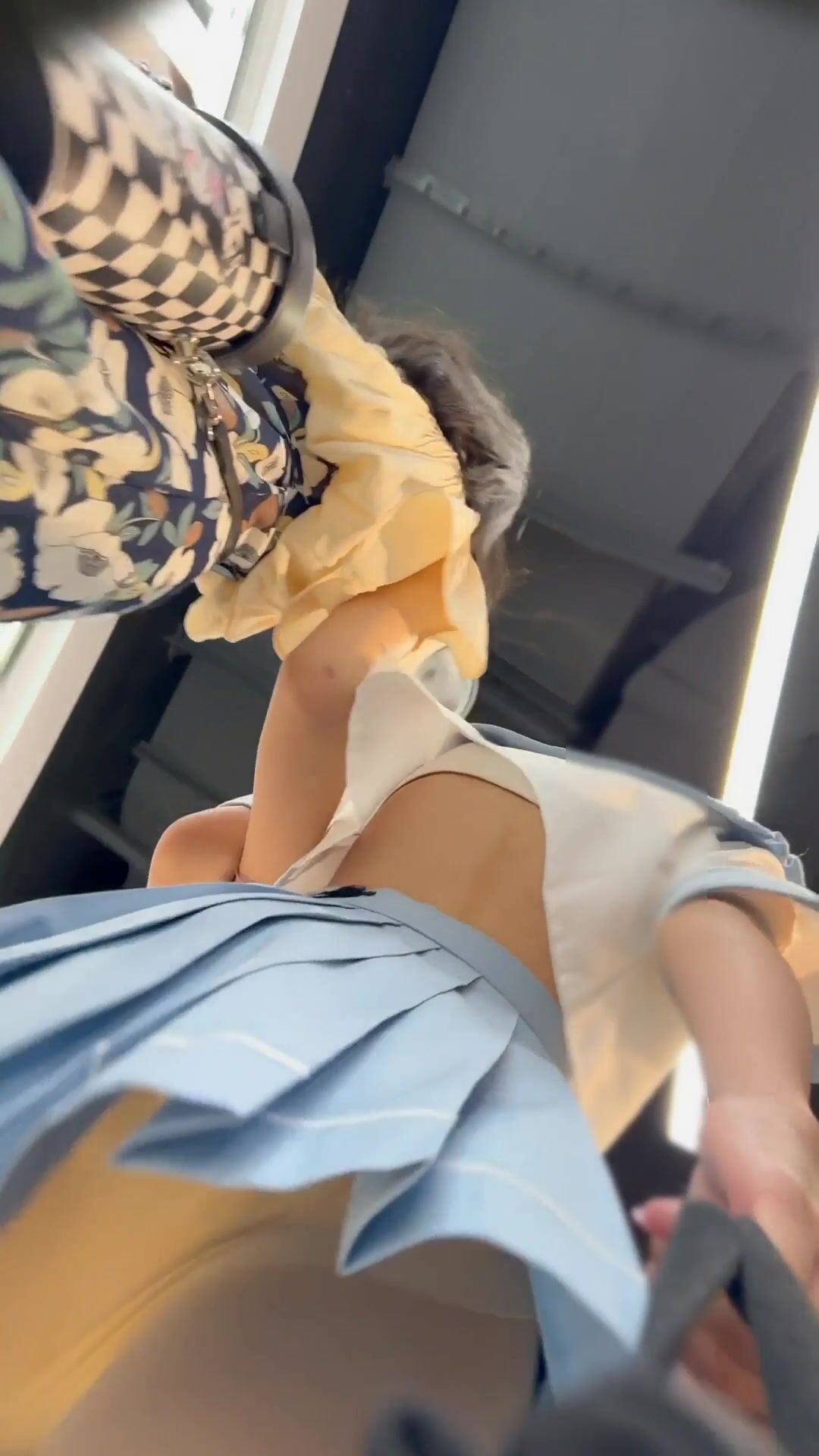 大神商场尾随偷拍美女裙底风光 JK制服学生妹和闺蜜。肉丝袜白内多角度超长CD