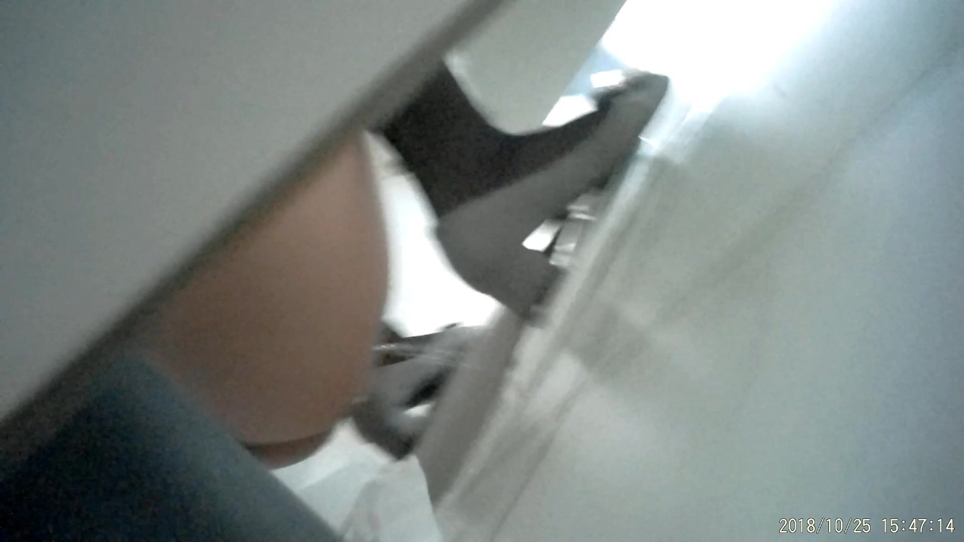 女厕全景偷拍女员工的小鲍鱼