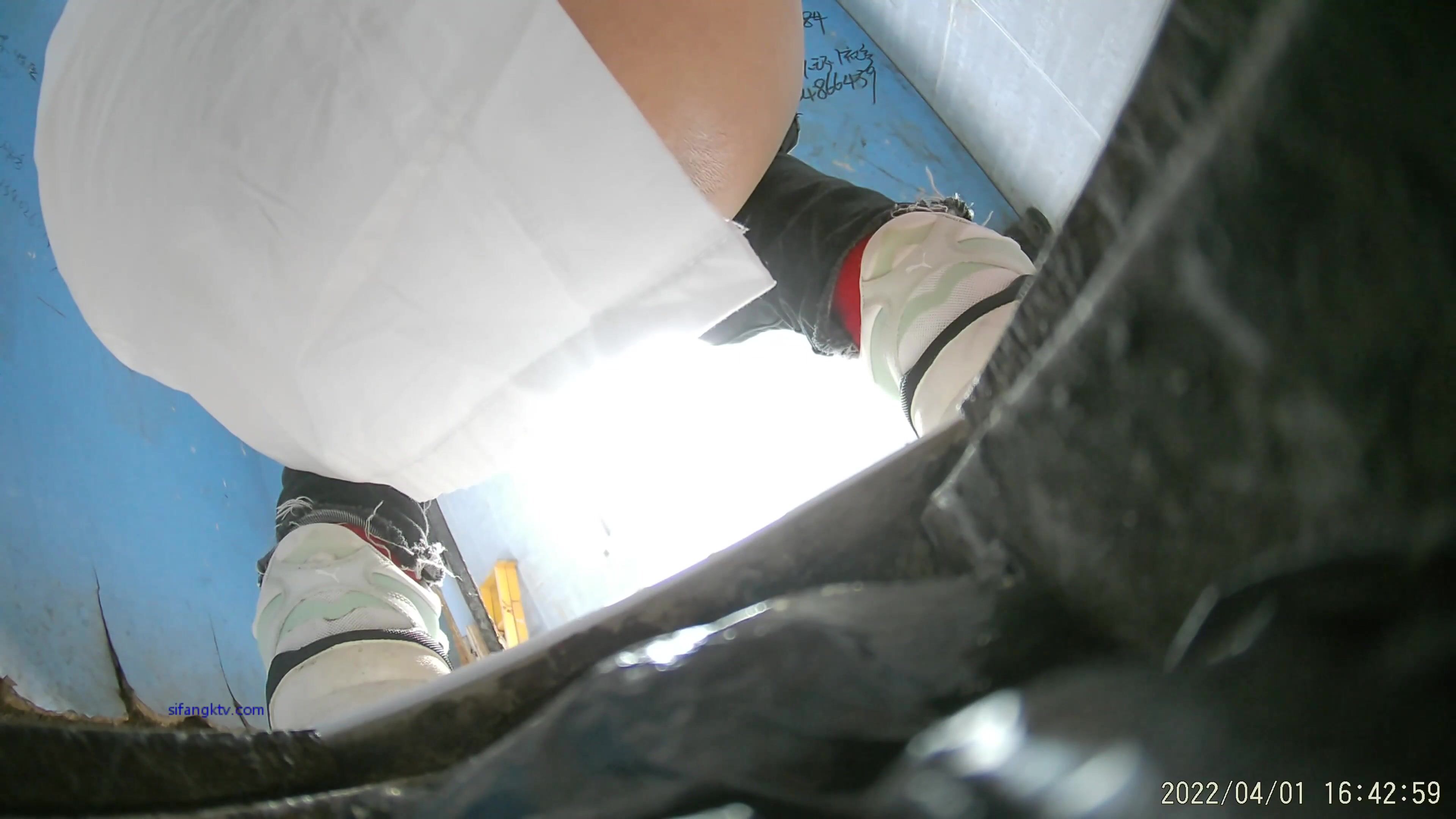 商场蓝门女厕全景偷拍药店女员工的肥鲍就像两根大肥肠