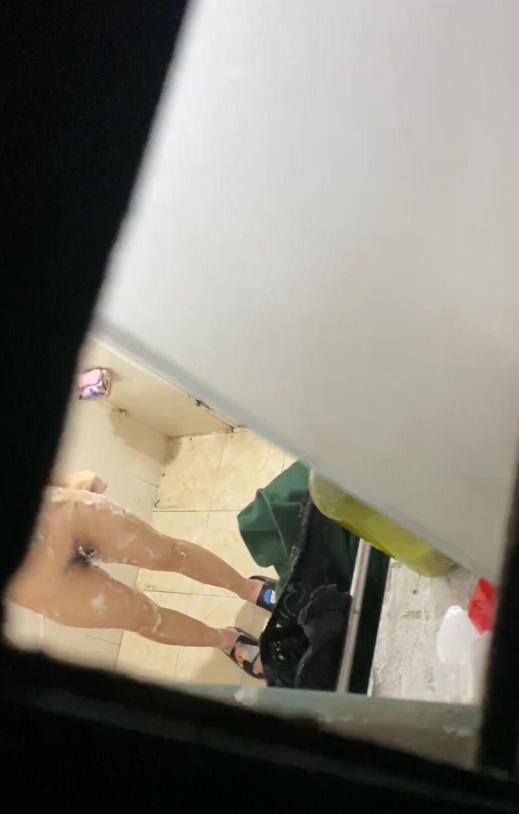 电子厂女工宿舍偷窥多位漂亮小姐姐洗澡