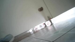 办公楼女厕全景偷拍极品少妇的小黑鲍