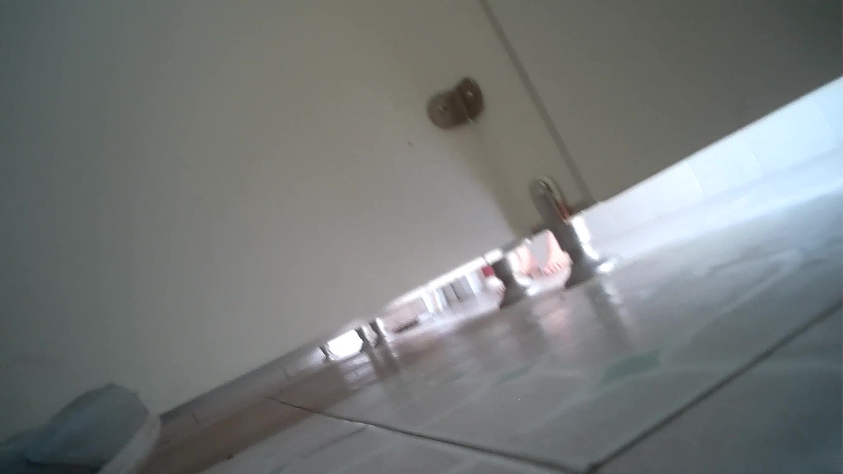 办公楼女厕全景偷拍极品少妇的小黑鲍