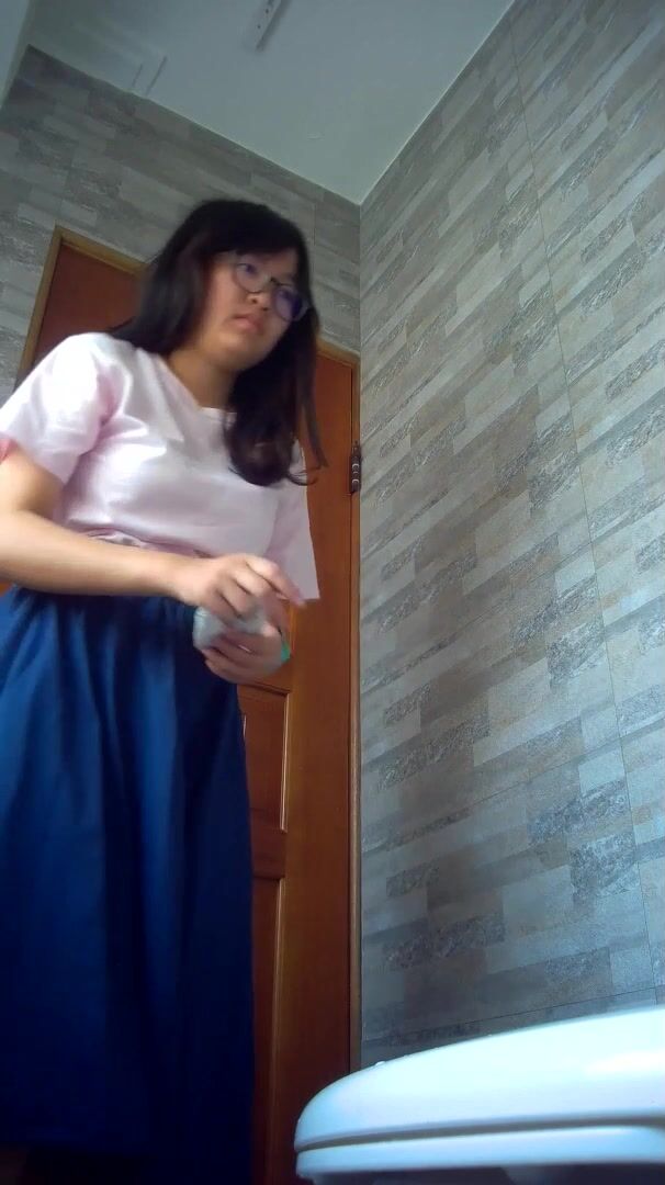 女厕全景偷拍女同事的多毛大肥鲍