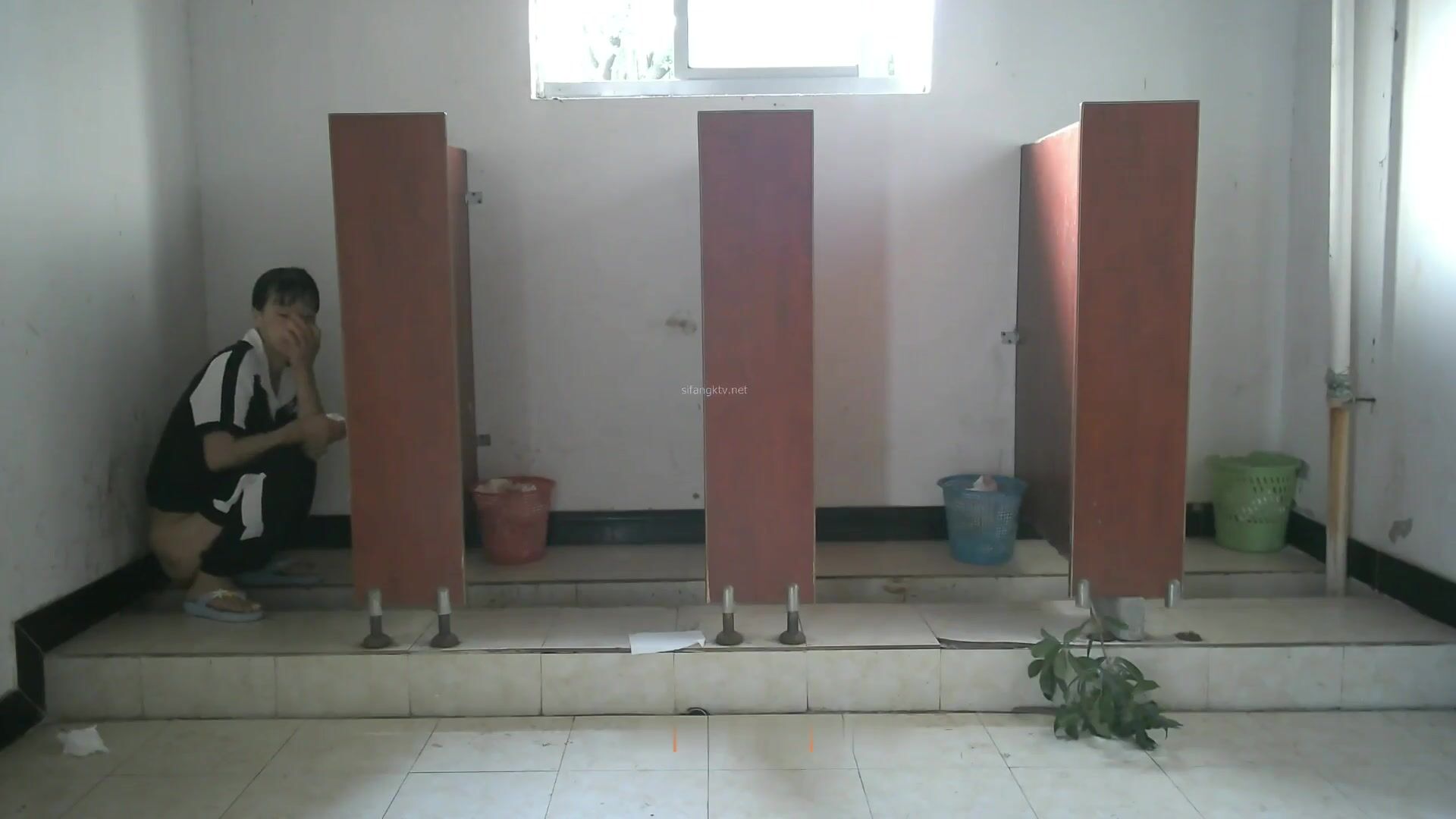 九月最新厕拍大神潜入工厂女工宿舍女厕偷拍 佼佼者全景第3期-1镜4位置谁在门口放的树枝