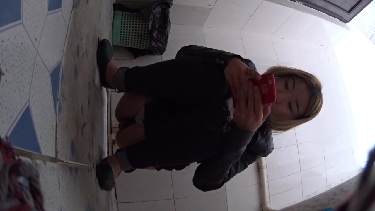 厕拍牛人潜入车站附近公厕 投放设备正面露脸偷拍几个美女尿尿