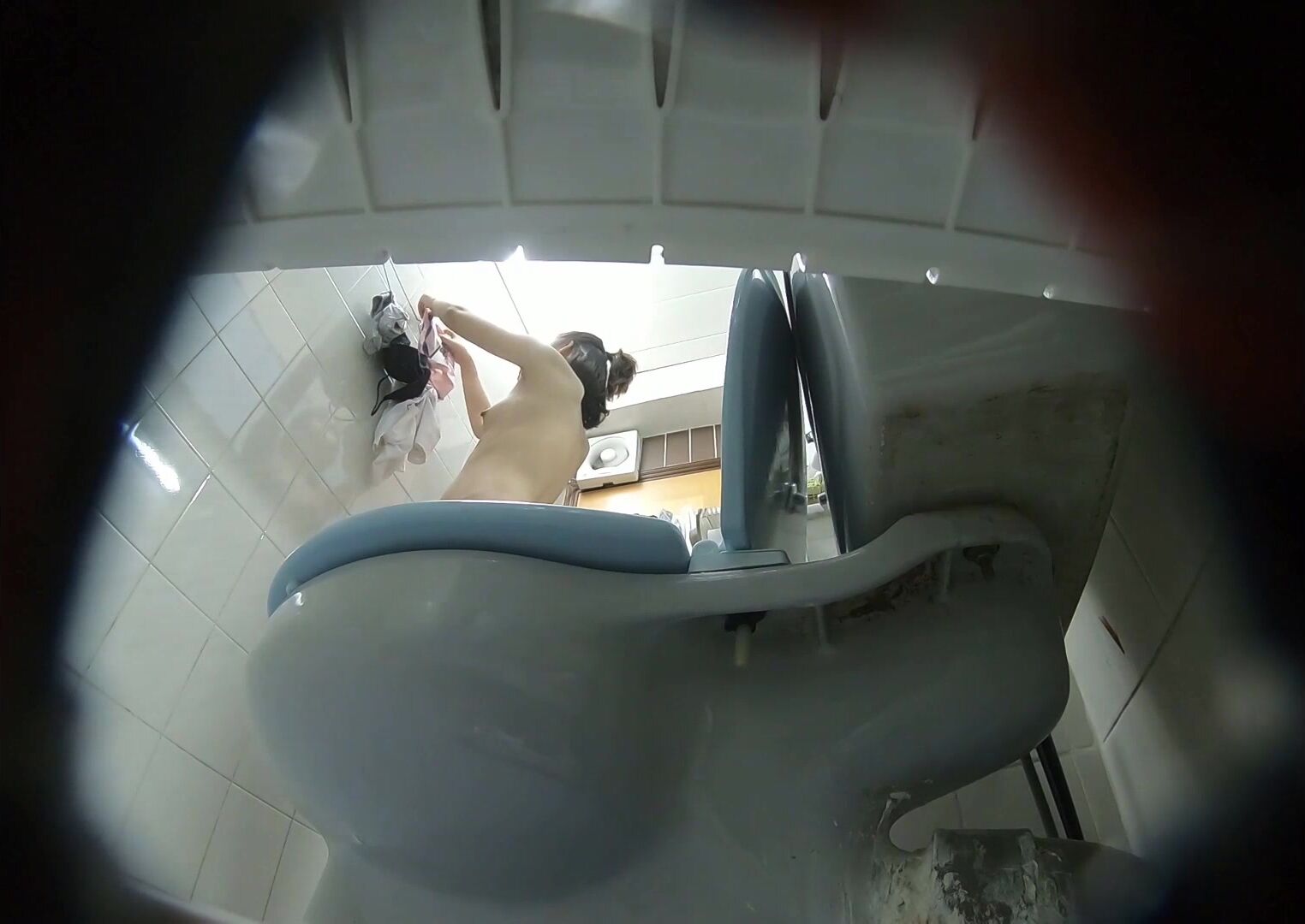 咸湿房东浴室暗藏摄像头偷拍 合租大学生姐妹花洗澡,肤如凝脂肤似雪,一夜春宵梦断魂