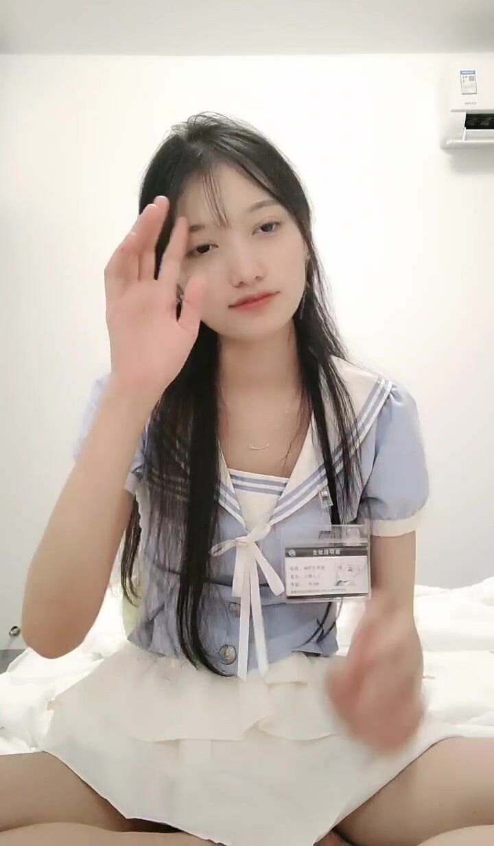 校花女神，超级清纯，【蔡蔡仙女】，冉冉升起的新星，她的微笑一秒让你想起初恋，还是脱光的初恋