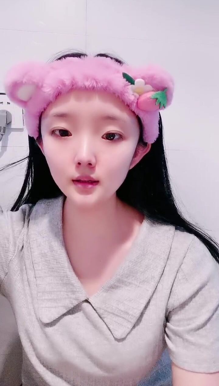 萌宝纯情嫩妹，奶大逼肥颜值高精彩大秀直播诱惑狼友，揉奶玩逼抠的淫水泛滥，浪叫呻吟不止，滴蜡奶头好刺激