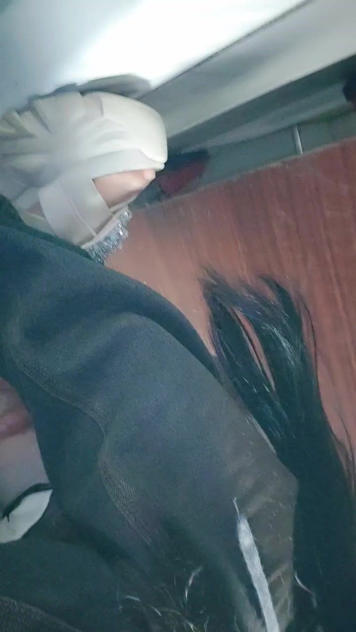 最真实的厕拍，真有这种骚女躲在公共厕所直播给狼友偷拍隔壁女人上厕所啊，自己摸逼逼尿尿给狼友看精彩刺激