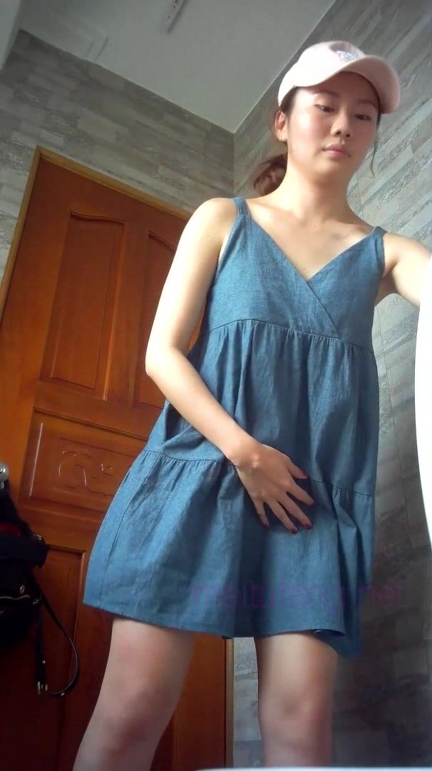 旅游区公厕全景偷拍5位少妇不敢坐半蹲着尿.