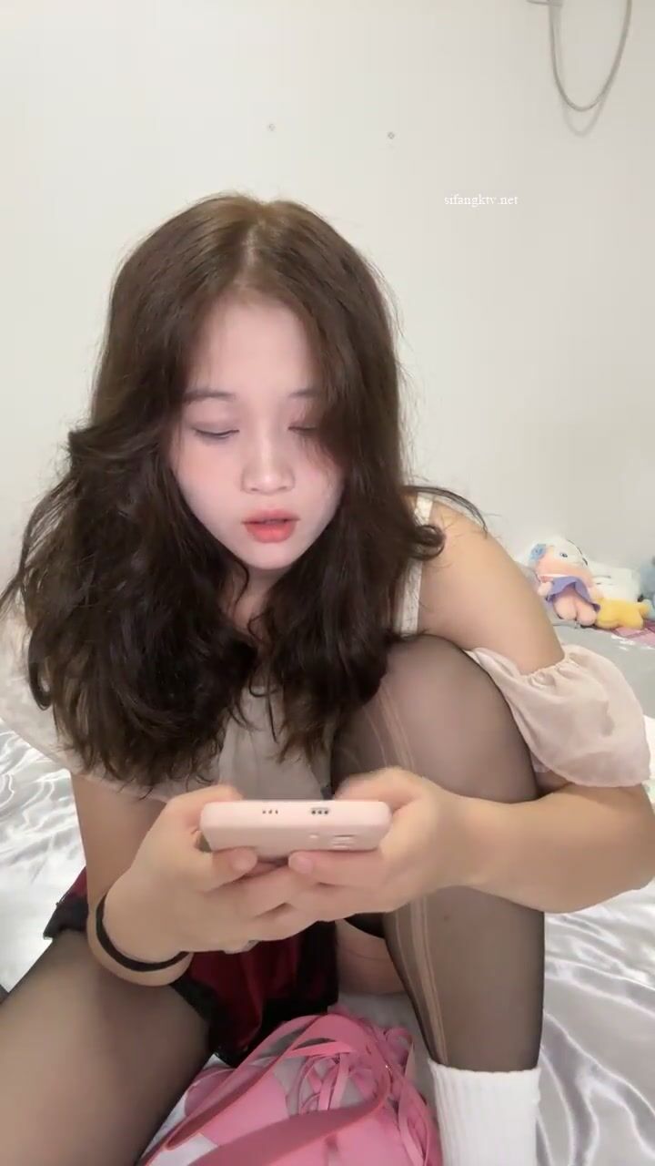 女神下海，正宗校花，【小薯芋】100%心动的类型，一线天粉穴水汪汪，楚楚可怜的小眼神真诱人