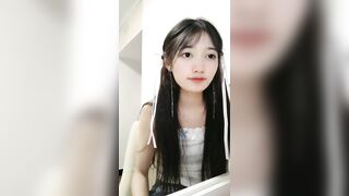 可爱超甜颜值学生妹！说话嗲嗲好听！撩下衣服贫乳，表情一脸淫骚，多毛骚穴揉搓，呻吟娇喘诱人