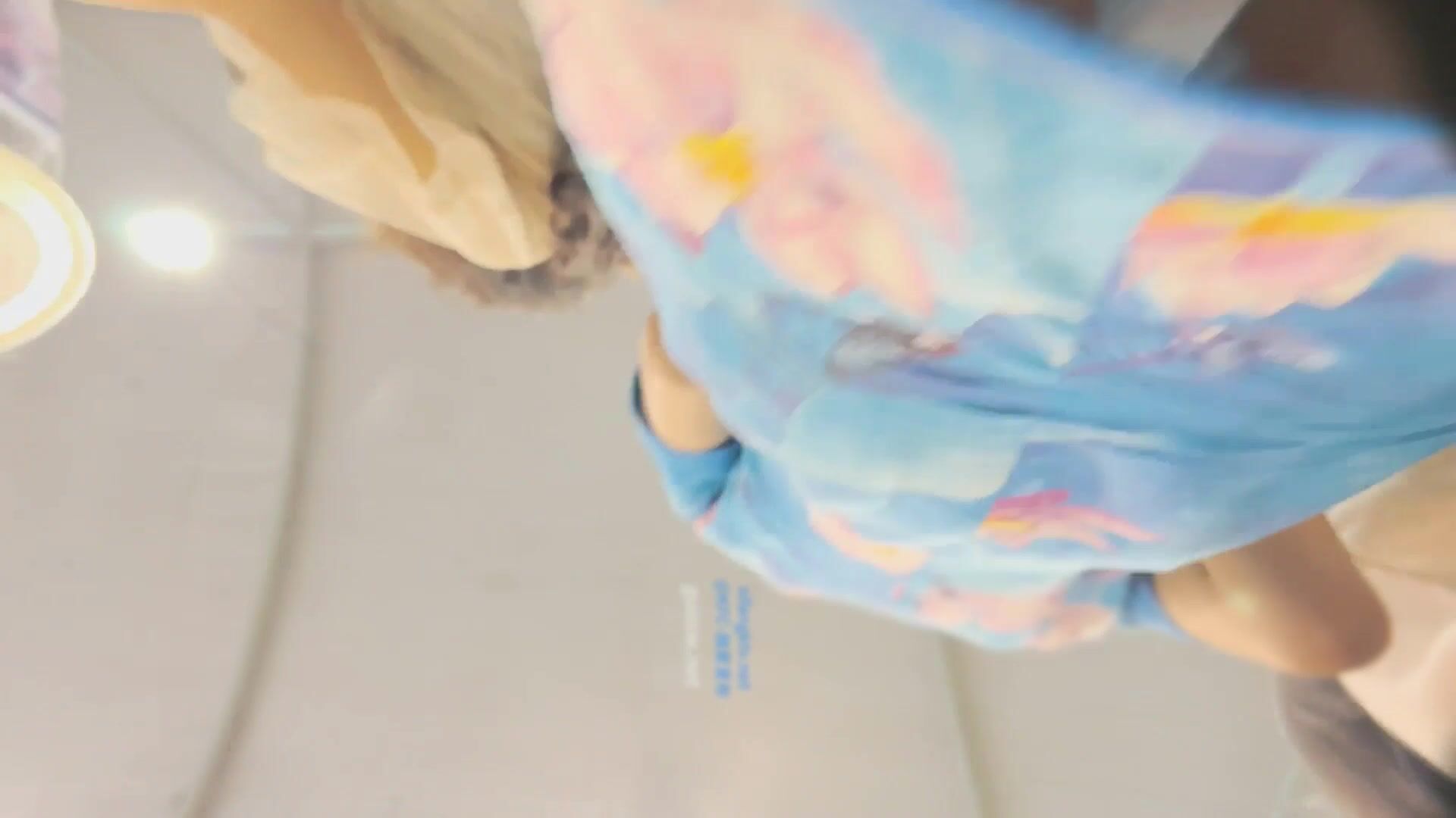 大神尾随偷拍美女裙底风光 极品旗袍靓女全程翘起屁股性感骚内尿湿了时尚女郎前开叉蓝旗袍白黑条反光内