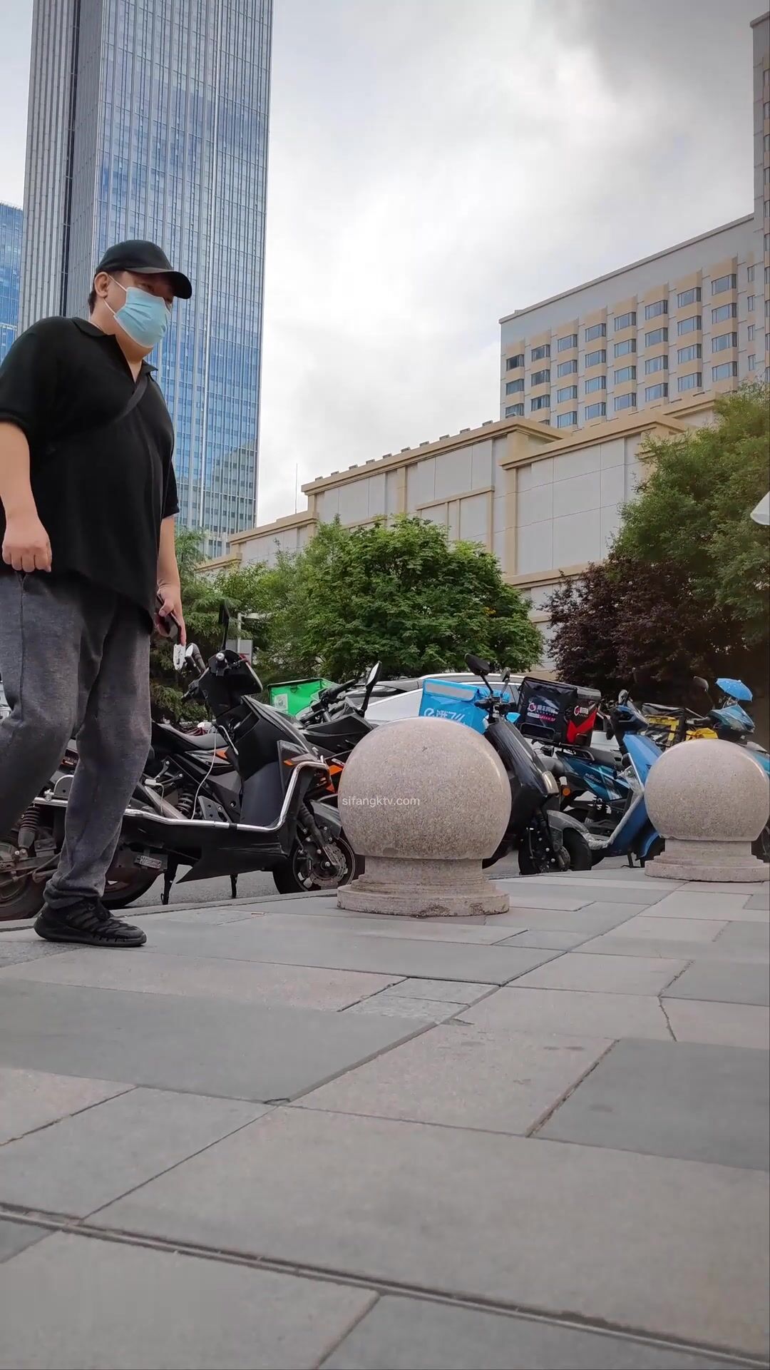 火车站一路跟踪抄底没穿内裤的白裙美女看到好大一坨B毛