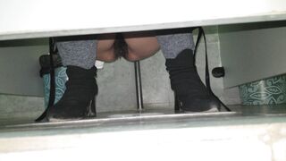 办公楼女厕全景偷拍美女同事的多毛小嫩鲍