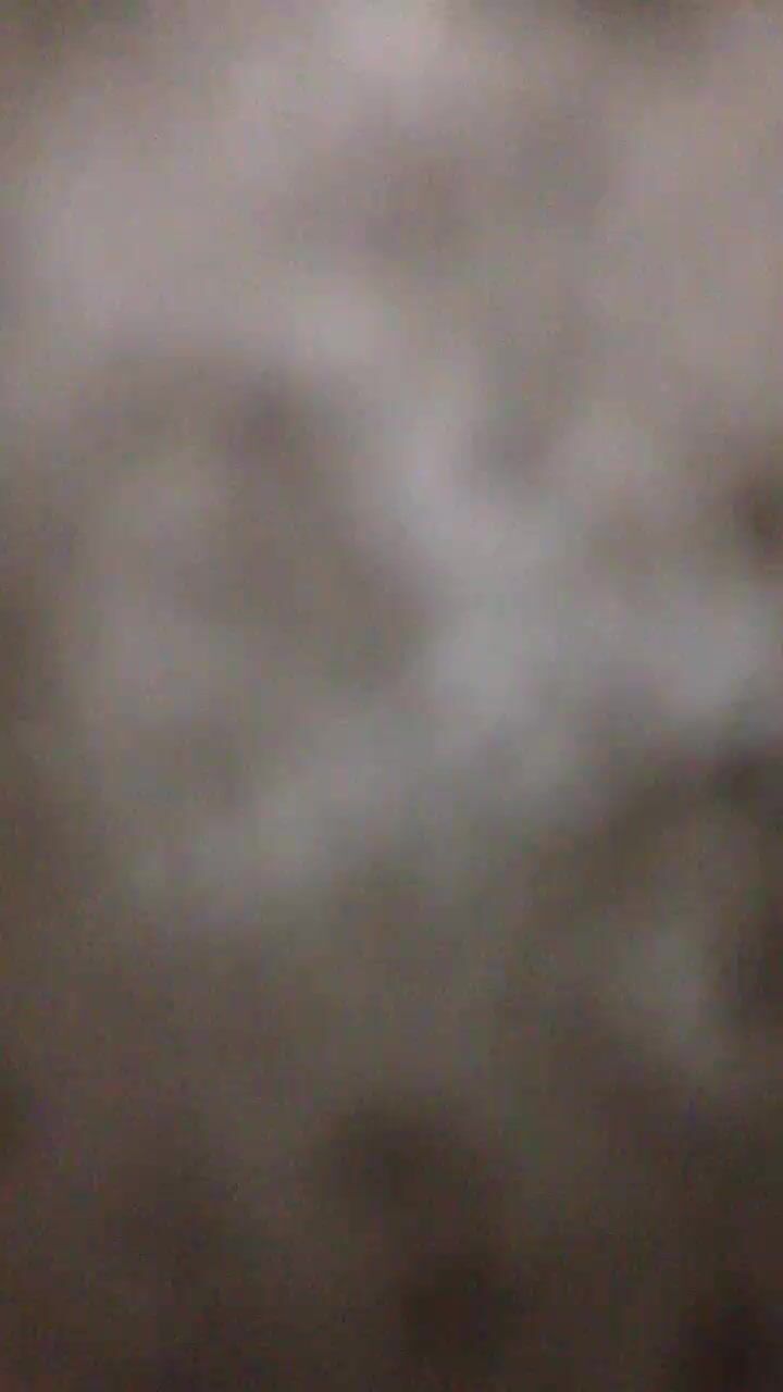 冒死潜入女生宿舍爬墙偷窥漂亮女生洗澡洗BB