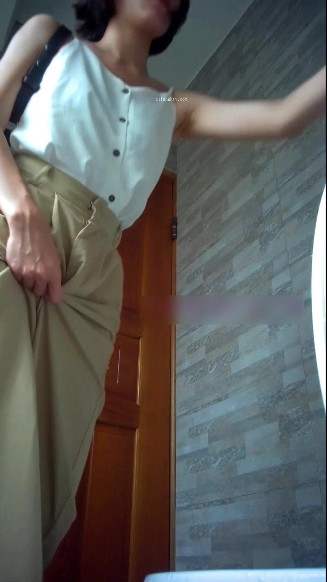 女厕全景偷拍少妇的极品一线小美鲍