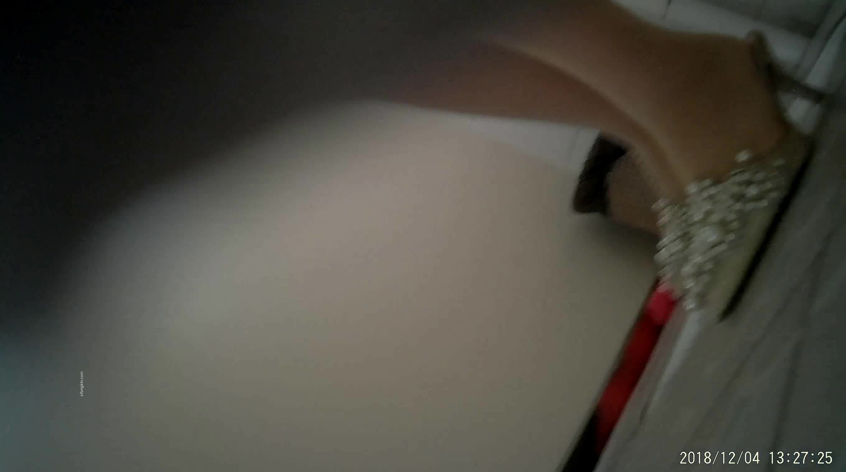 办公楼女厕全景偷拍女神级的少妇干净的小美鲍