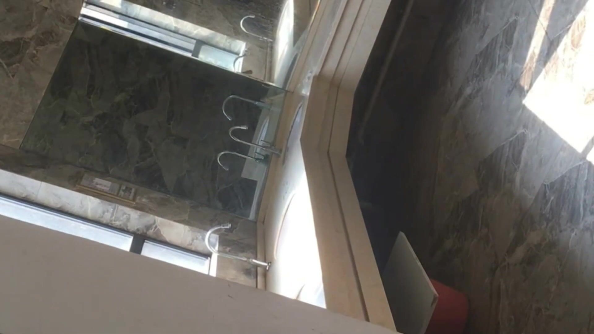 大胆坑神潜入商场女厕隔板缝中连续偸拍数位漂亮小姐姐方便拍脸又拍逼，正宗流血的一线天馒头逼太顶了