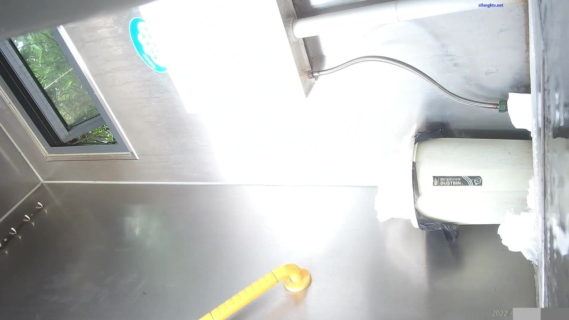 厕拍大神潜入  师范大学附近公共厕所偷拍青春靓丽学妹，眼镜妹尿完看看擦逼纸闻闻自己逼水的味道