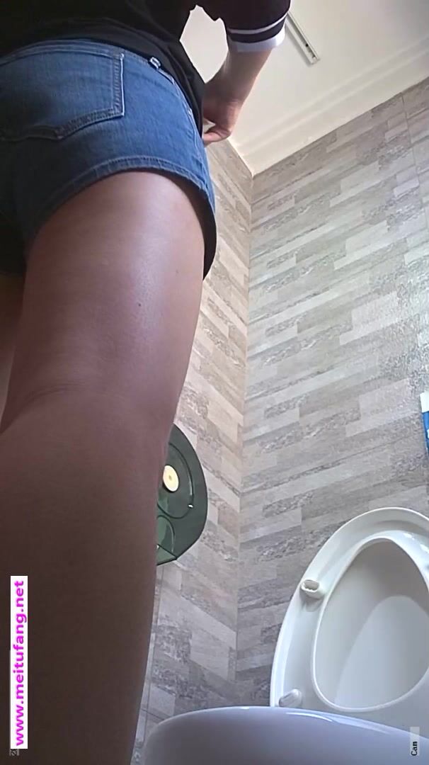 风景区女厕全景偷拍美女少妇前来献B