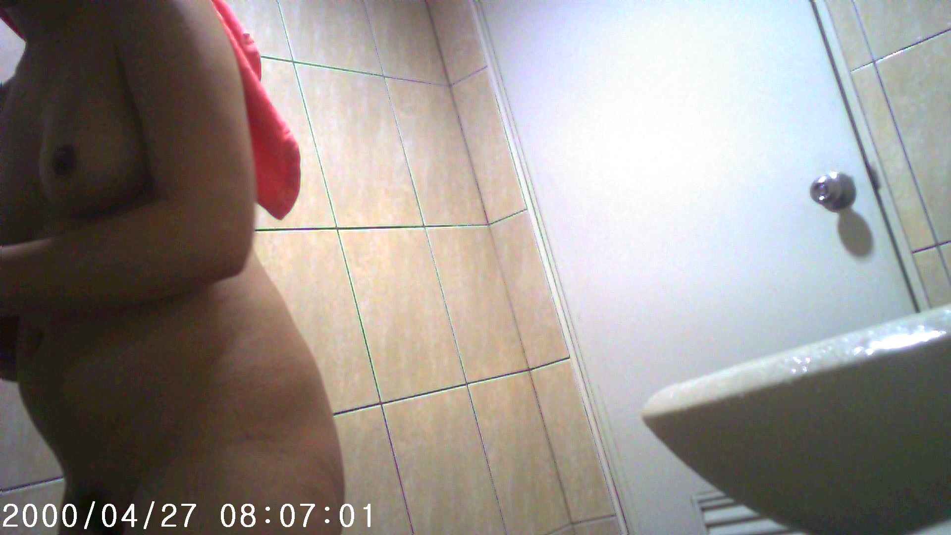 家停电来我家借宿一晚 趁机TP表妹洗澡,腳抬起來搓小鲍鱼