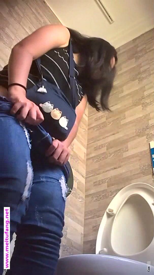 风景区女厕全景偷拍多位美女少妇前来献B3