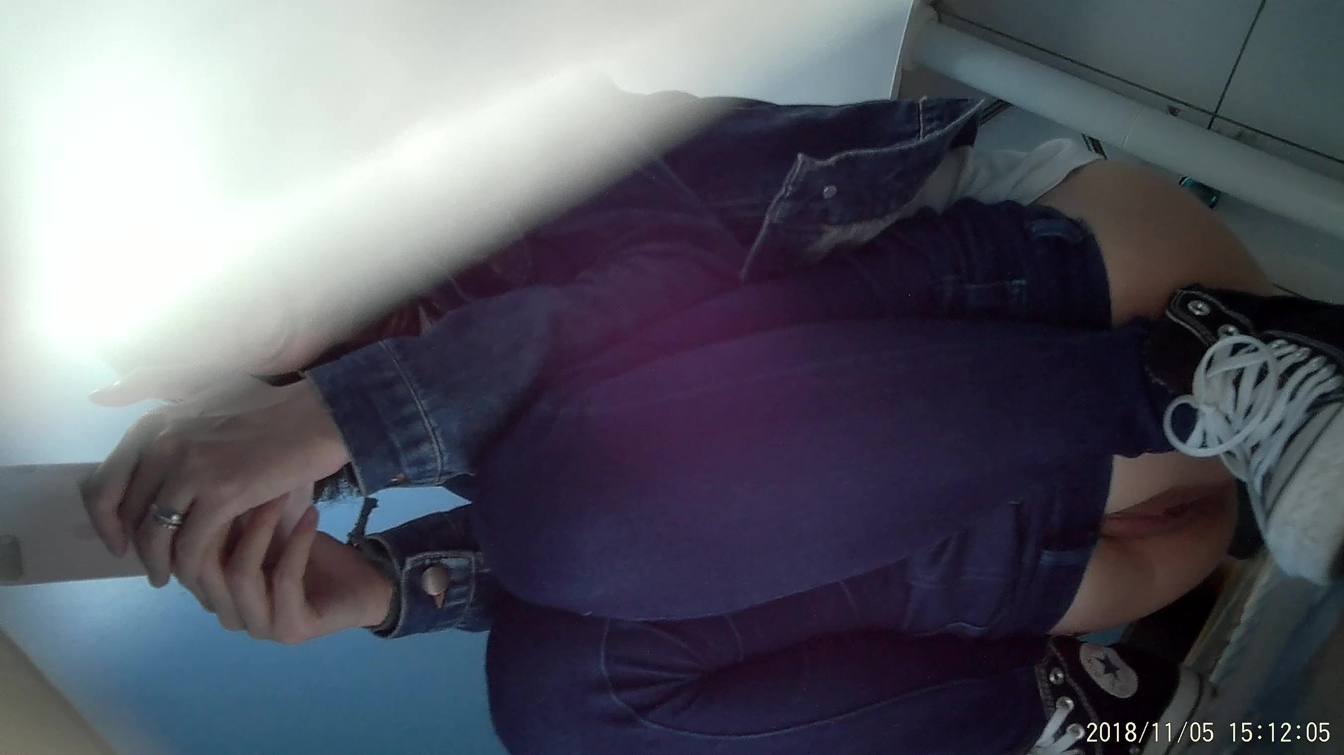 美女如云餐饮店大神躲藏女厕逼脸同框偸拍数位小姐姐方便，被一个美女发现翻车了还好没有推门吓尿了