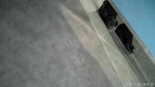 美女如云餐饮店大神躲藏女厕逼脸同框偸拍小姐姐方便，被一个美女发现翻车了还好没有推门吓尿了