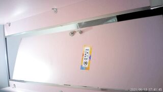 美女如云商场女厕2K近景正面后位双镜头偸拍数位时尚漂亮小姐姐方便，逼脸同框还有COSER亮点