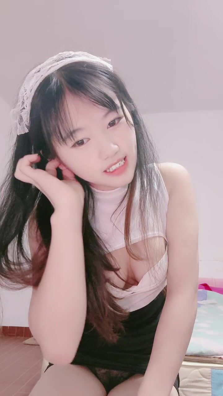 小妞兼职赚外快，全程露脸乖巧可爱，听狼友指挥慢慢脱光刺激狼友，奶子好嫩洗澡诱惑，起来狼友来干她