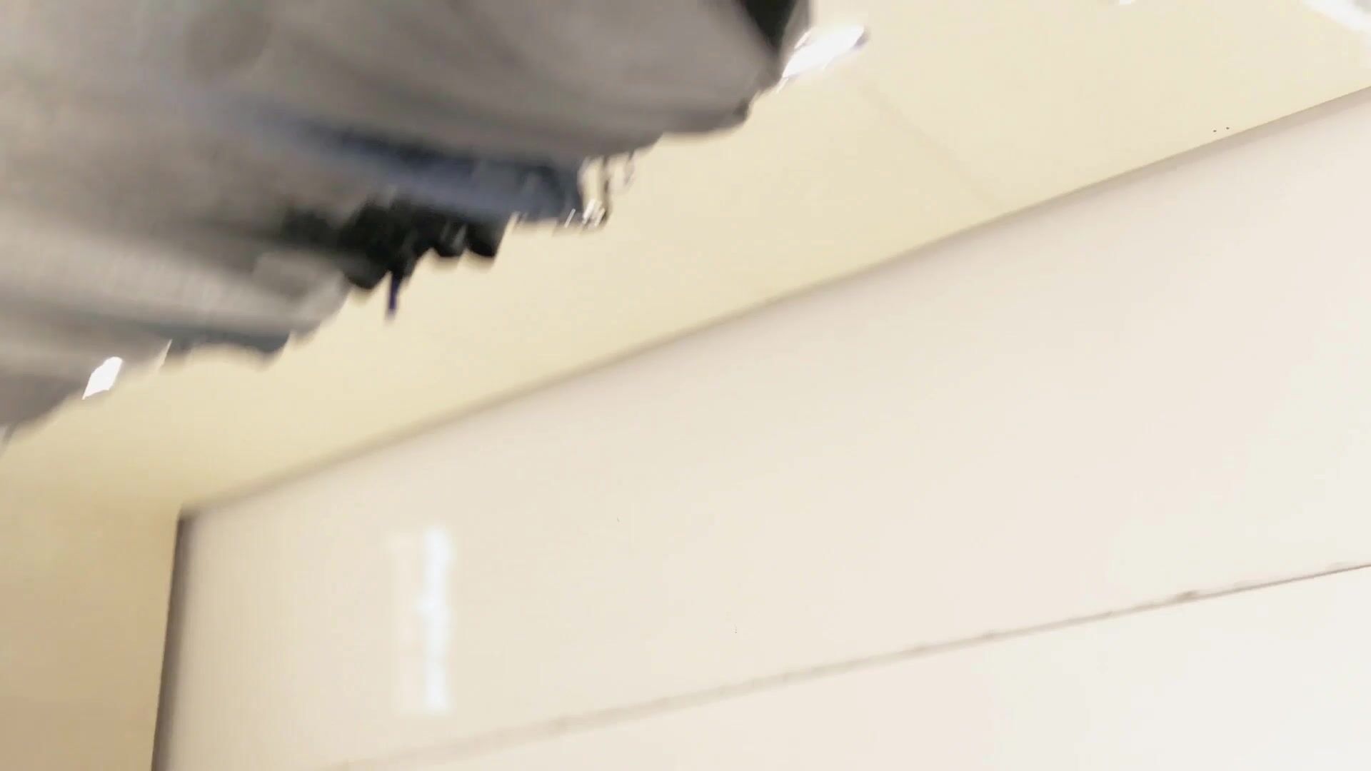 小哥商场闲逛 电梯偶遇极品巨乳少妇包臀裙无内逛街一路尾随偷拍裙底逼毛还挺黑的