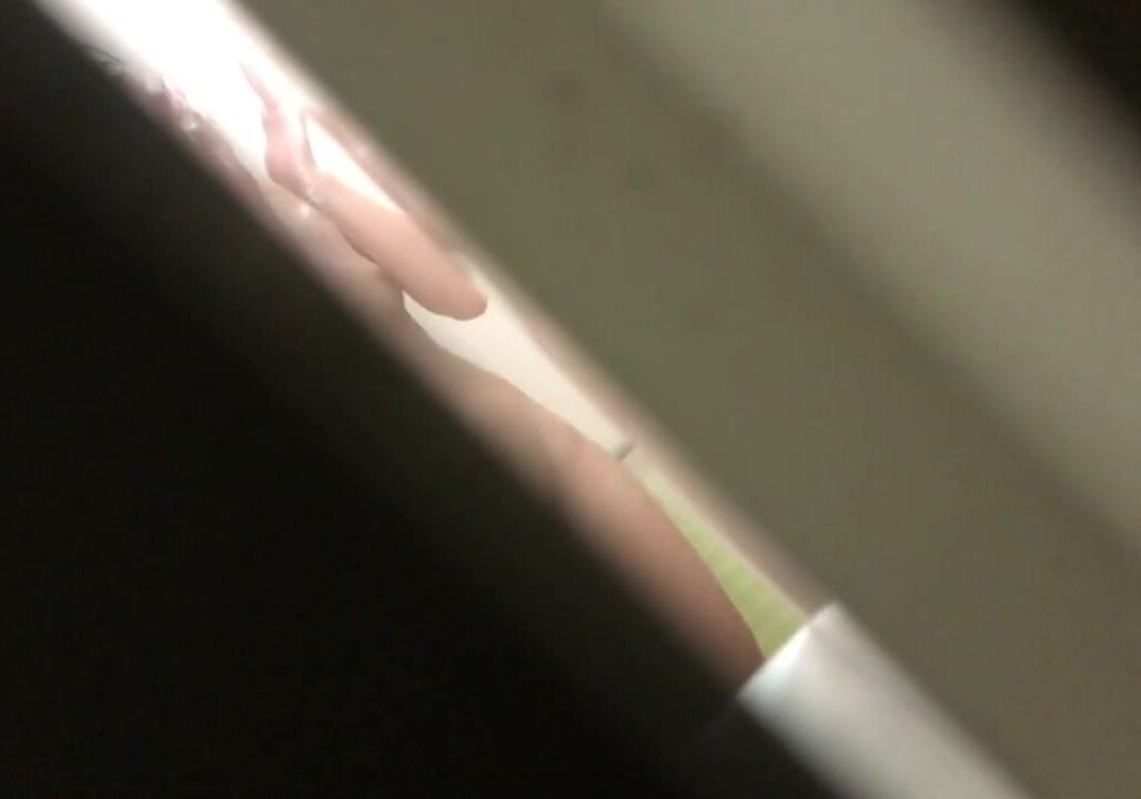 窗户缝偷窥房东放假回家的女儿洗澡这奶子还有点小