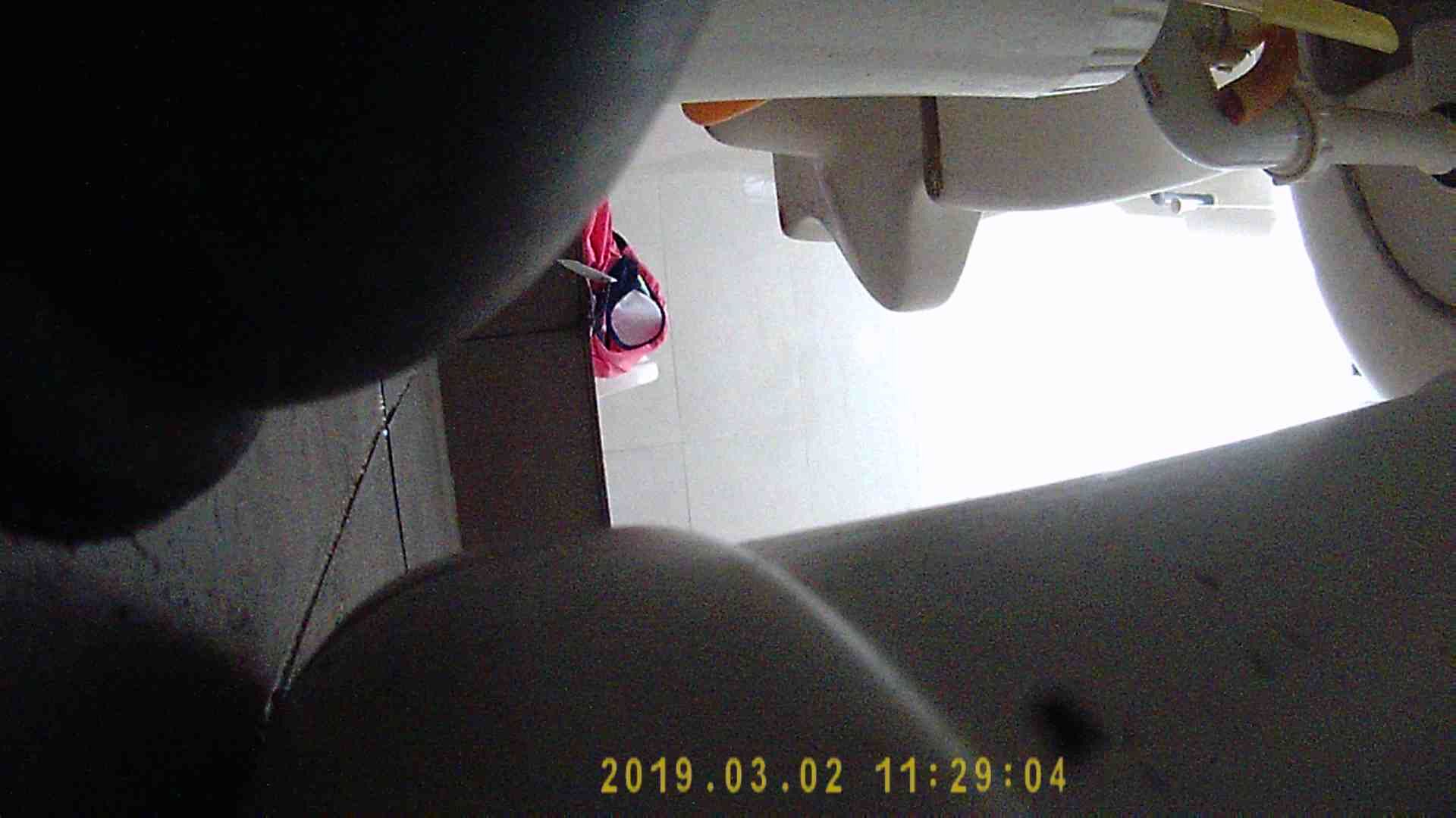 暗藏摄像头偷拍补习结束的学生妹在卫生间换衣服