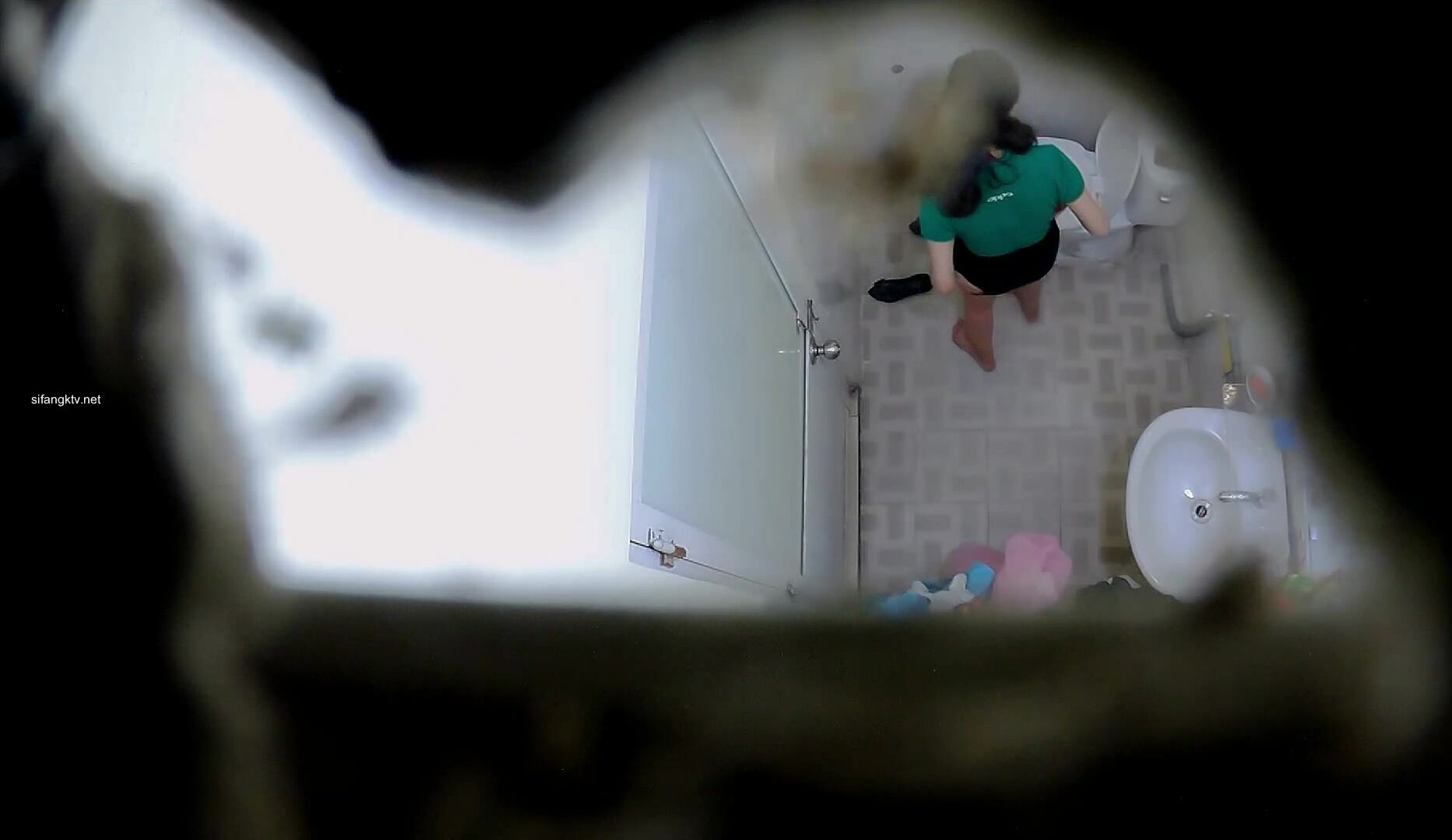 老板在员工女厕里 偷装监控偷拍员工尿尿F5妹子闻自己的内裤看看有啥味道