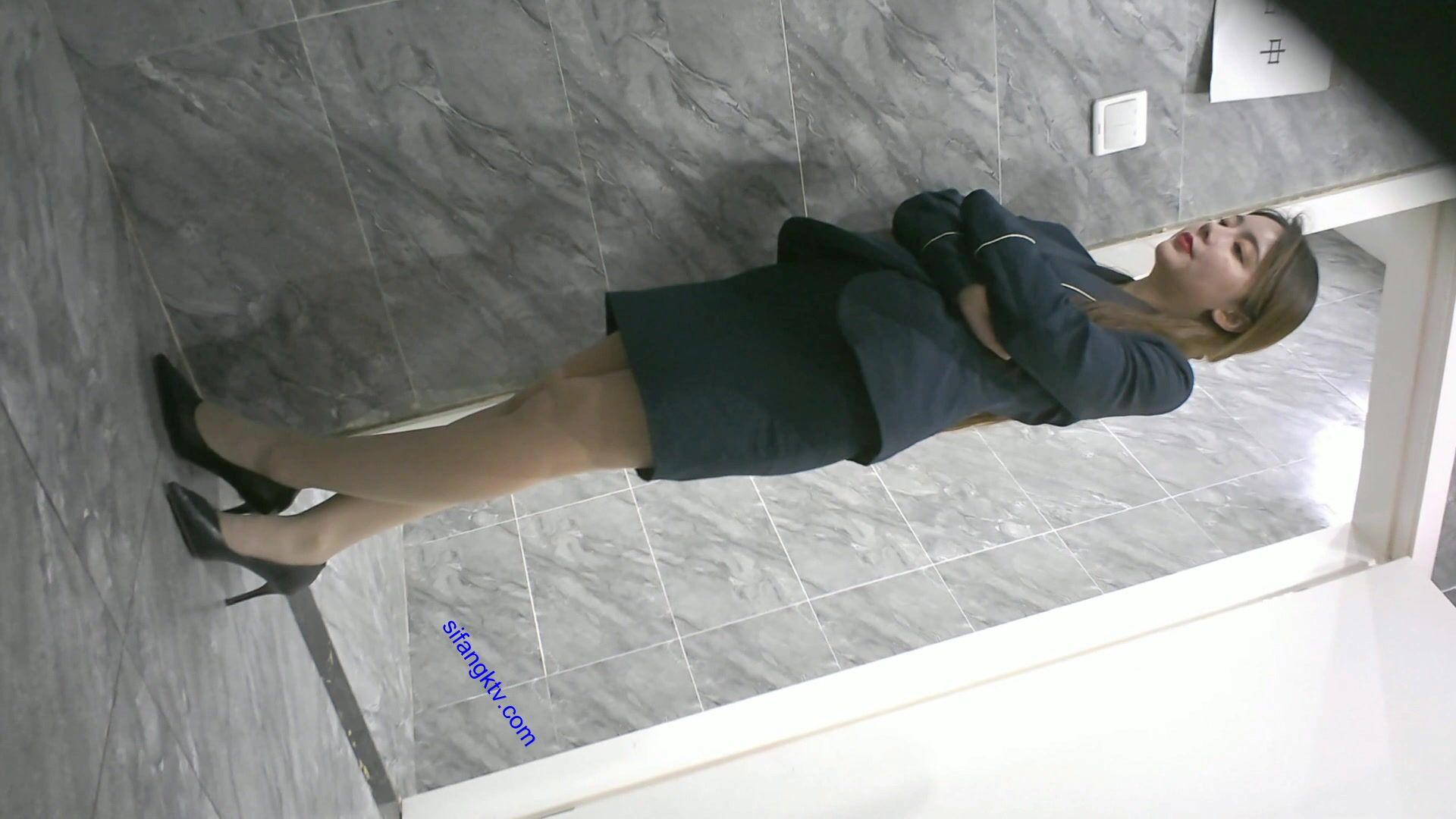 全景偷拍 三位极品美女同事的美鲍鱼