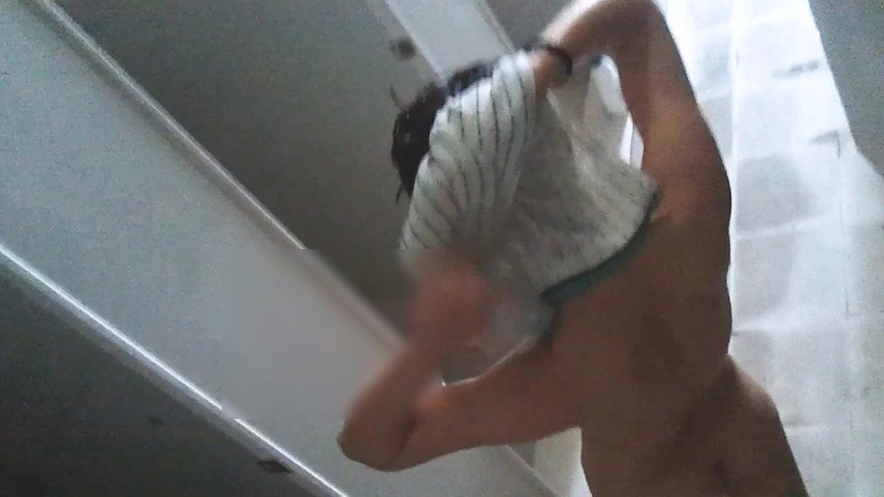 晚上喝点酒壮胆提前躲在学校女澡堂隔间里面 偷拍前来洗澡的女学生,心提到嗓子眼了,生怕她们推我的门