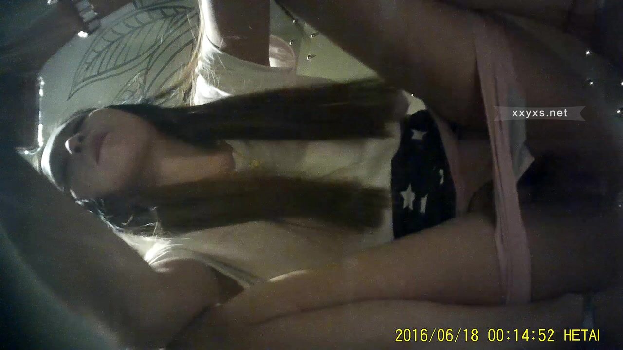 美女在夜店女厕，被正面脸逼同步偸拍方便