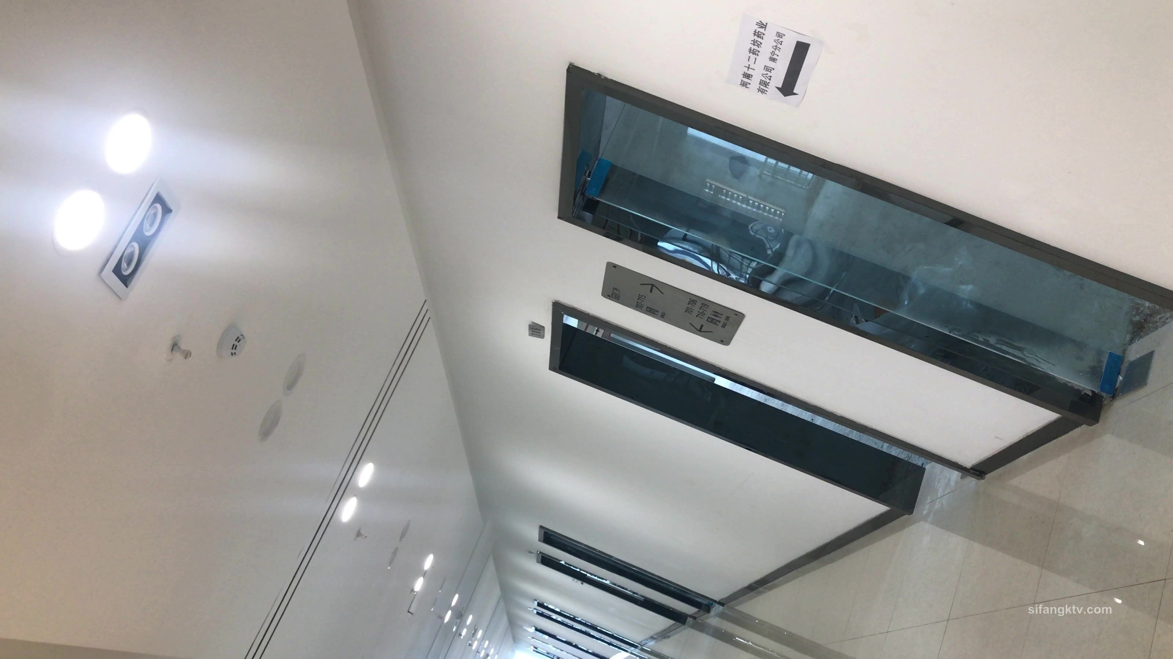 大神一路游走大街小巷四处跟踪偷窥多位美女少妇的各种美鲍211