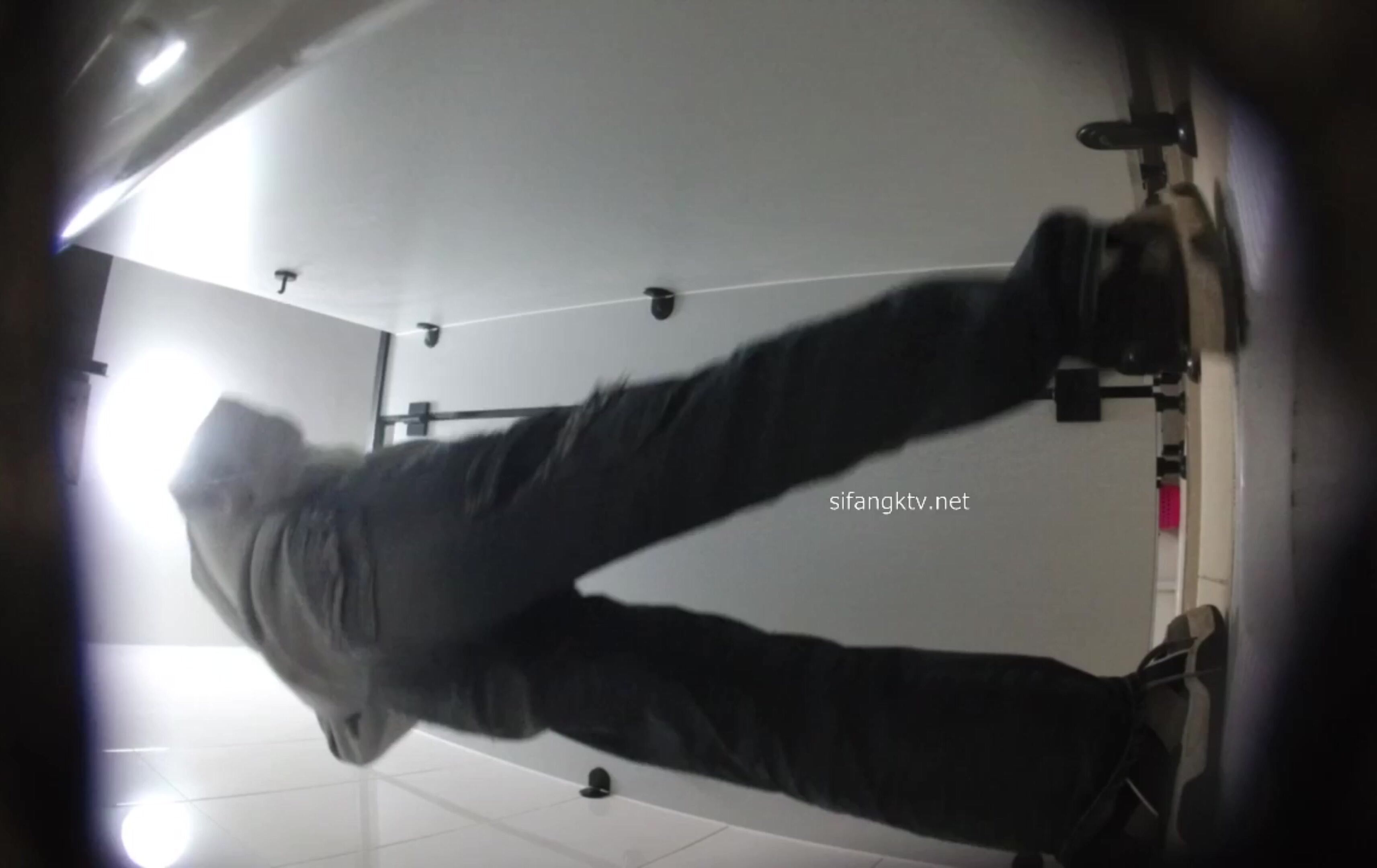 女厕全景偷拍年轻妹子的极品小嫩鲍