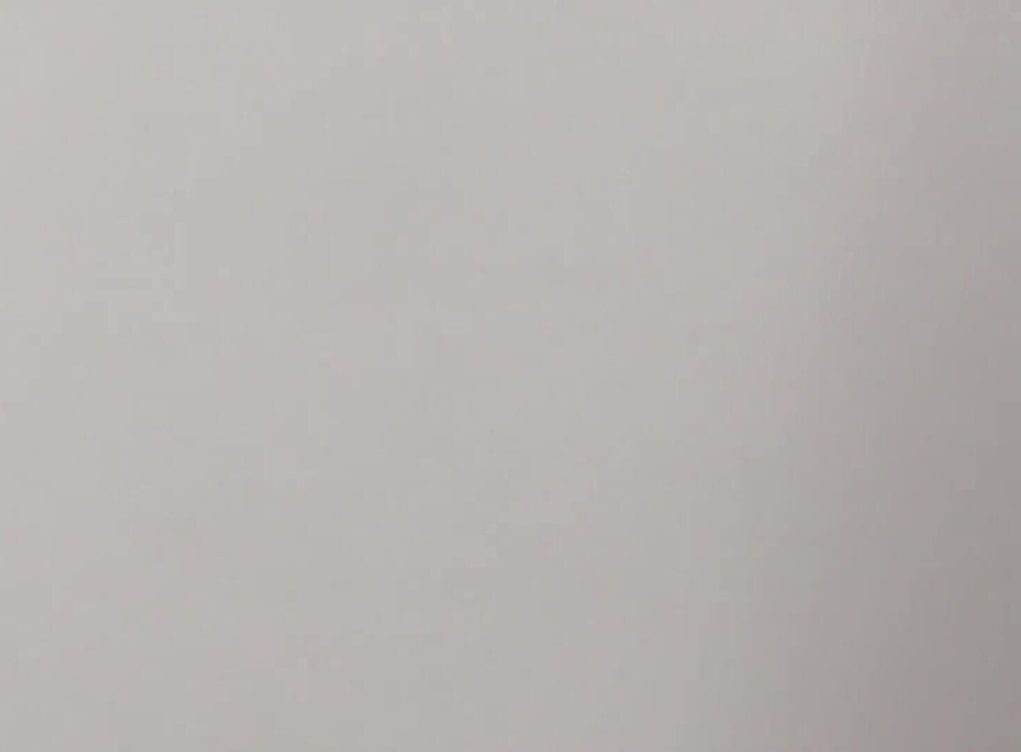 潜入学校女厕偷拍 学生妹妹尿尿，遇到同好说我占了他宝地,在外面挥舞拳头让我走