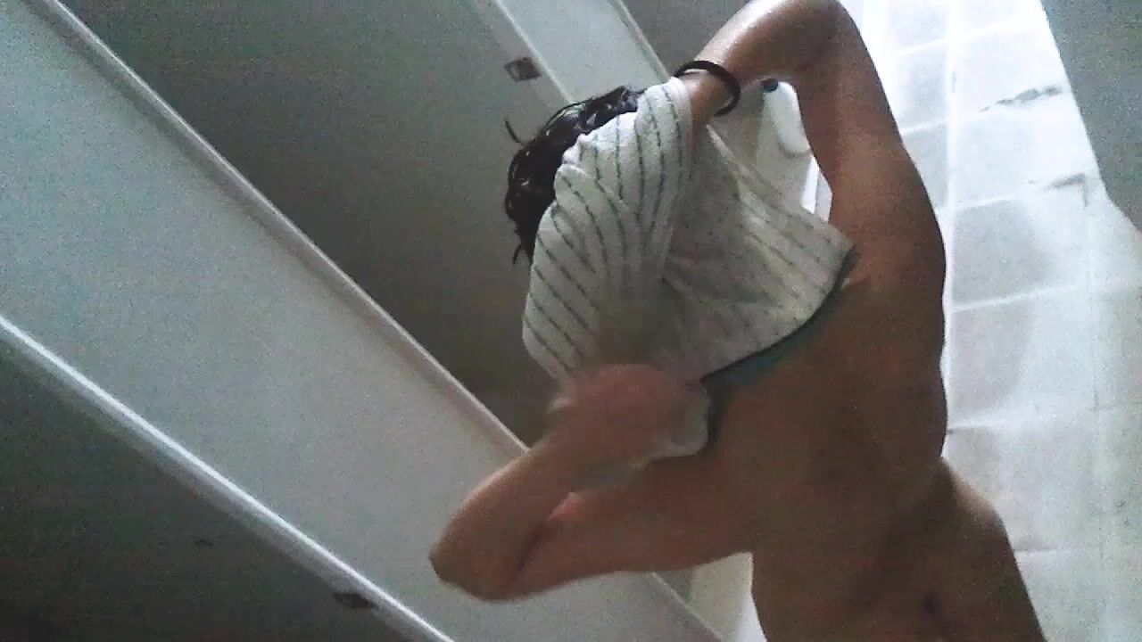 学校女澡堂隔间里面偷拍前来洗澡的女学生