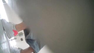 女厕全景偷拍戴手链的少妇极品一线小美鲍.