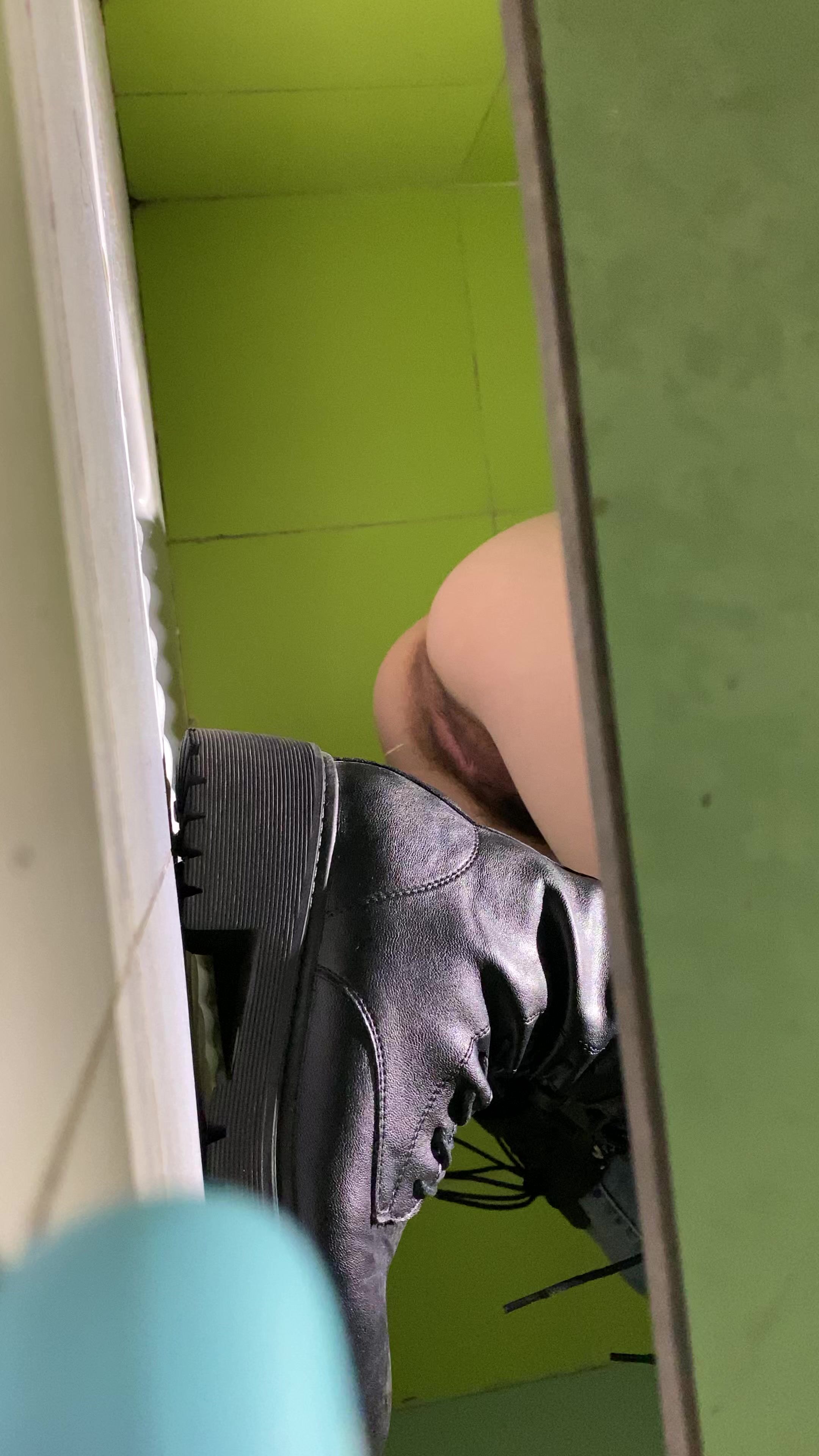 商场女厕偷拍美女的小肥